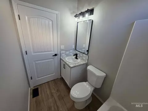 Bath - 929 22nd Ave E, Jerome, ID 83338 photo 2 of 4