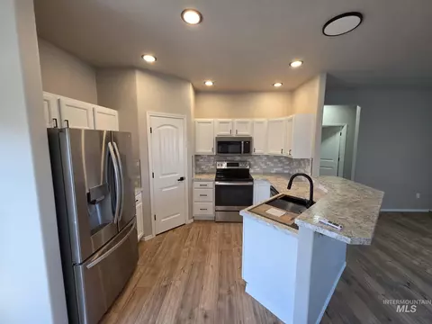 Kitchen - 929 22nd Ave E, Jerome, ID 83338 photo 2 of 3