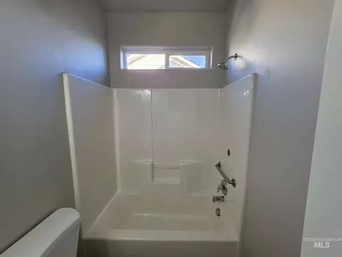 Bath - 929 22nd Ave E, Jerome, ID 83338 photo 4 of 4
