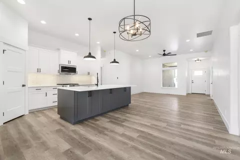 Entry Way - 821 23rd Ave E, Jerome, ID 83338 photo 1 of 3