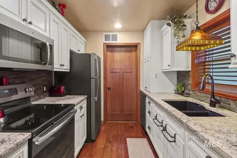 Kitchen - 131 Par Dr, Cascade, ID 83611 photo 2 of 4