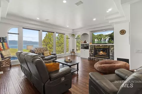 Living - 131 Par Dr, Cascade, ID 83611 photo 1 of 4