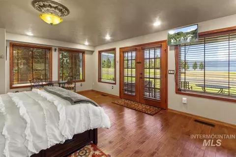 Bedroom - 131 Par Dr, Cascade, ID 83611 photo 6 of 8