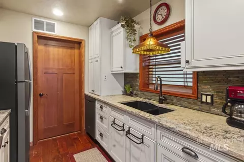 Kitchen - 131 Par Dr, Cascade, ID 83611 photo 4 of 4