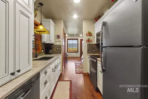 Kitchen - 131 Par Dr, Cascade, ID 83611 photo 3 of 4