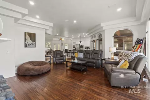 Living - 131 Par Dr, Cascade, ID 83611 photo 2 of 4