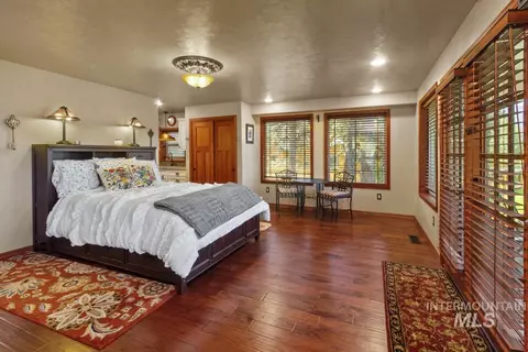 Bedroom - 131 Par Dr, Cascade, ID 83611 photo 7 of 8