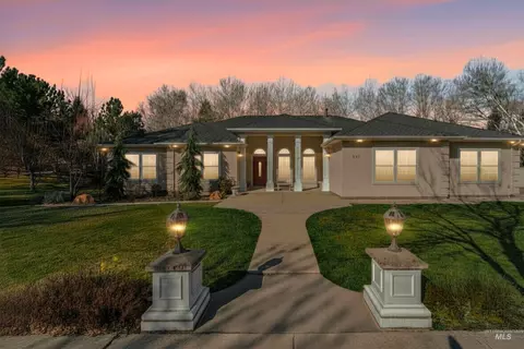 977 N Woodvalley, Eagle, ID 83616