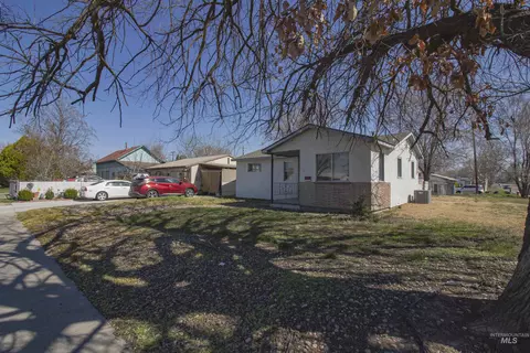 112 NW 8th St, Ontario, OR 97914