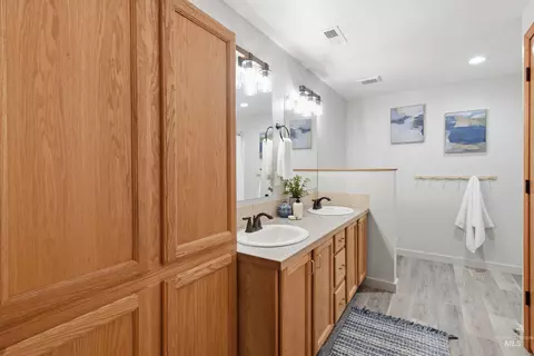 Bath - 10261 Turner Dr, Middleton, ID 83644 photo 4 of 4
