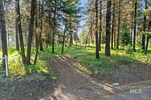 320 Blackhawk Lake Dr, Mccall, ID 83638