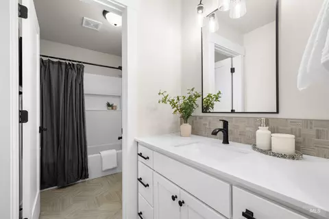 Bath - 1685 E Cutgrass Ln, Eagle, ID 83616 photo 6 of 7