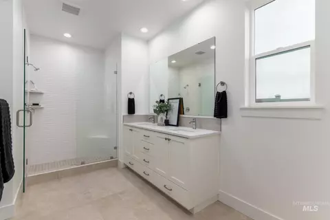 Bath - 2606 N Morehouse Ave, Eagle, ID 83616 photo 1 of 4