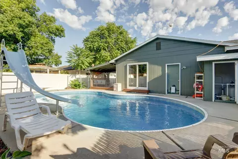 563 NW 18th St, Ontario, OR 97914