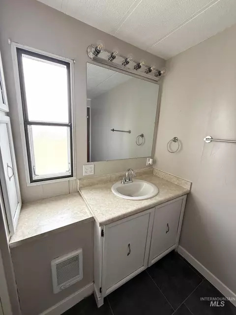 Bath - 2910 S 1300 E, Hagerman, ID 83332 photo 1 of 1