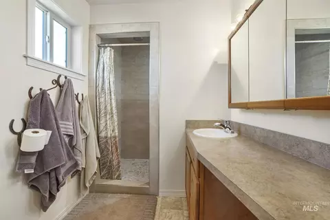 Bath - 256 E 265 Ln N, Rupert, ID 83350 photo 1 of 3