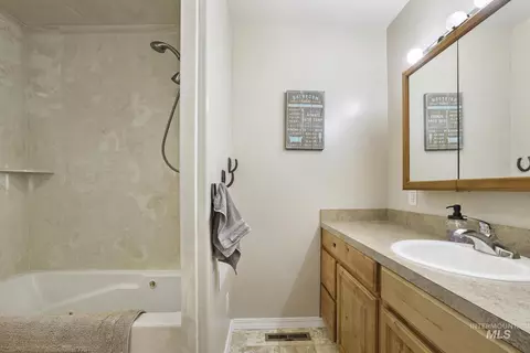 Bath - 256 E 265 Ln N, Rupert, ID 83350 photo 2 of 3