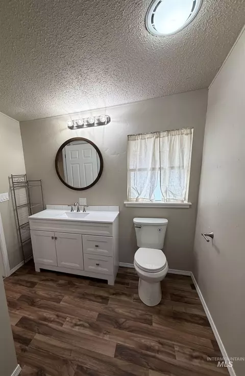 Bath - 815 E Liberty, Weiser, ID 83672 photo 1 of 4