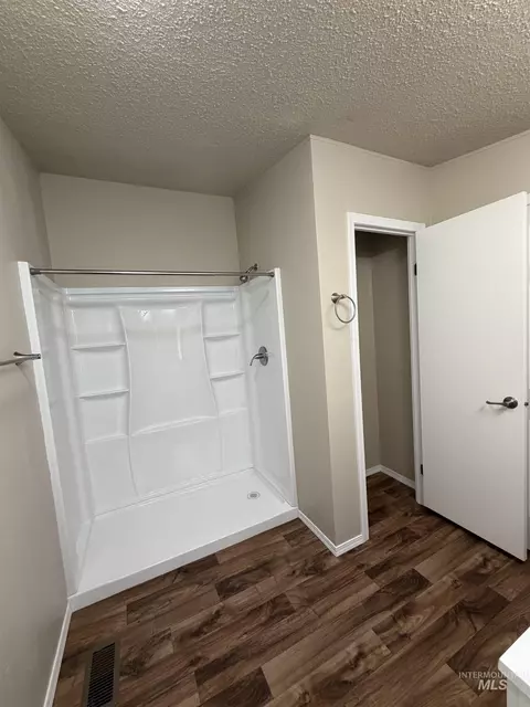 Bath - 815 E Liberty, Weiser, ID 83672 photo 3 of 4