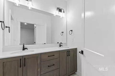 Bath - 5957 W Domford Ln, Eagle, ID 83616 photo 2 of 3
