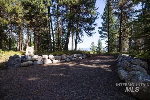 352 Blackhawk Lake Dr, Mccall, ID 83638