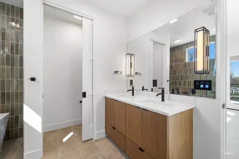Bath - 55 E State St #201, Eagle, ID 83616 photo 4 of 5