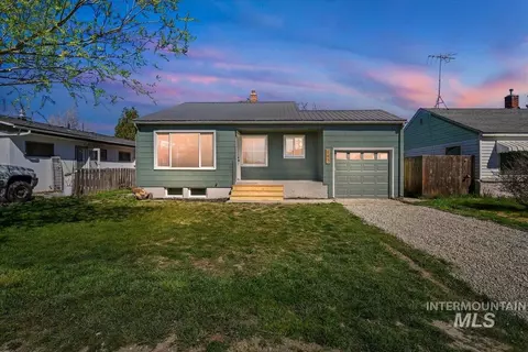 107 E Montana Ave, Homedale, ID 83628