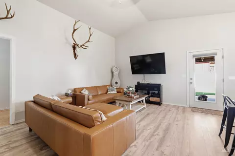 Living - 1008 S Date St, Jerome, ID 83338 photo 2 of 3