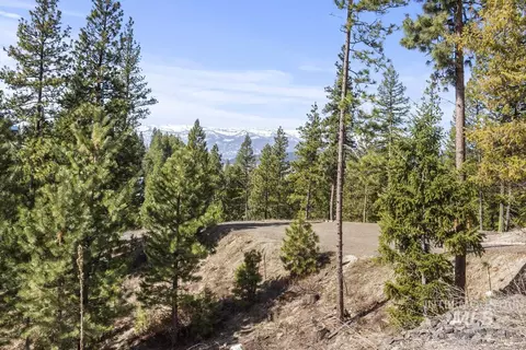 17 Tito Trl, Cascade, ID 83611