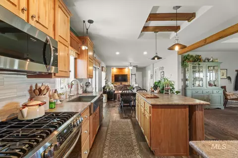 Kitchen - 19979 Top Rd, Greenleaf, ID 83626 photo 2 of 3