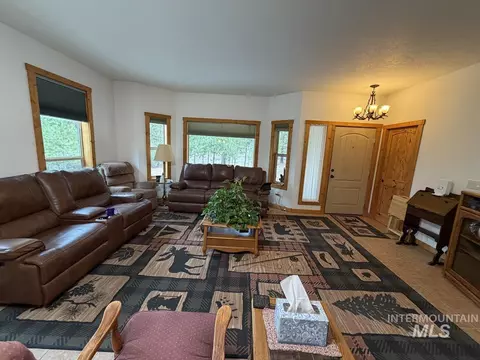 Living - 7 Carey Way, Cascade, ID 83611 photo 1 of 2