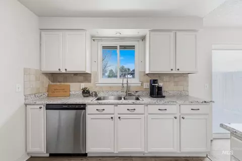Kitchen - 598 Easy St, Kuna, ID 83634 photo 5 of 8