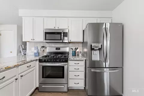 Kitchen - 598 Easy St, Kuna, ID 83634 photo 6 of 8