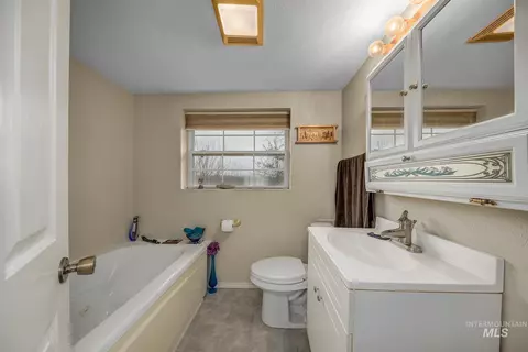Bath - 1363 Ross Rd, Weiser, ID 83672 photo 2 of 2