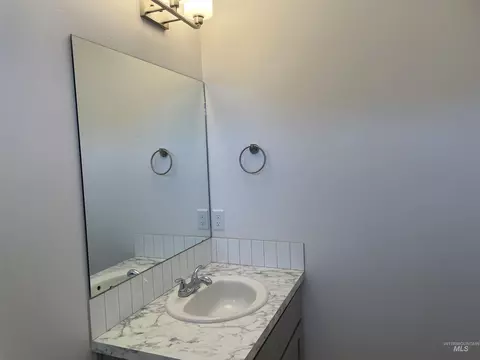 Bath - 933 Roen Rd, Jerome, ID 83338 photo 2 of 4