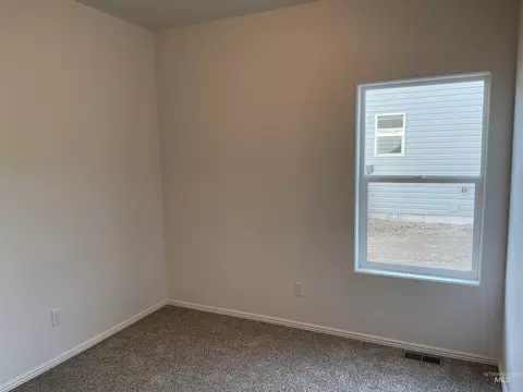 Bedroom - 933 Roen Rd, Jerome, ID 83338 photo 2 of 3