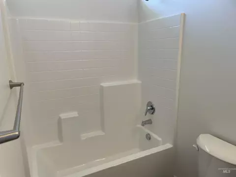 Bath - 933 Roen Rd, Jerome, ID 83338 photo 1 of 4