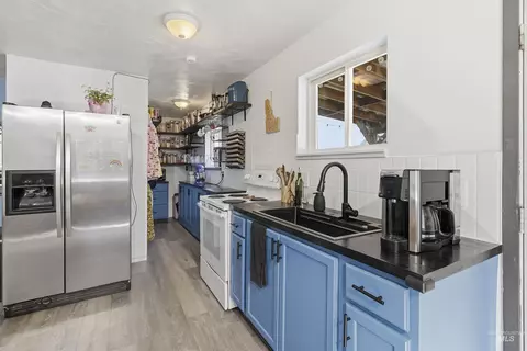 Kitchen - 1161 Chaney Rd, Viola, ID 83872 photo 3 of 4