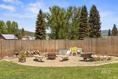 Exterior - 202 S School St, Cascade, ID 83611 photo 6 of 10