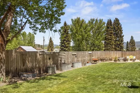 Exterior - 202 S School St, Cascade, ID 83611 photo 2 of 10