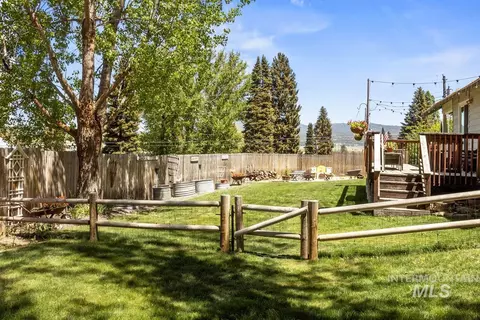 Exterior - 202 S School St, Cascade, ID 83611 photo 10 of 10