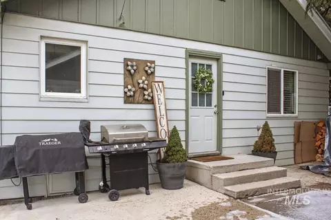 Exterior - 202 S School St, Cascade, ID 83611 photo 7 of 10