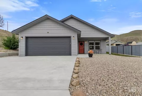 109 3rd Street Cir #B, Horseshoe Bend, ID 83629