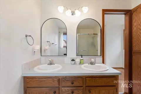 Bath - 15335 David St, Caldwell, ID 83607 photo 2 of 4