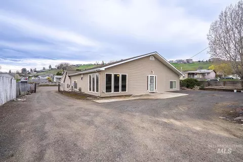 1357 Pound Ln, Clarkston, WA 99403