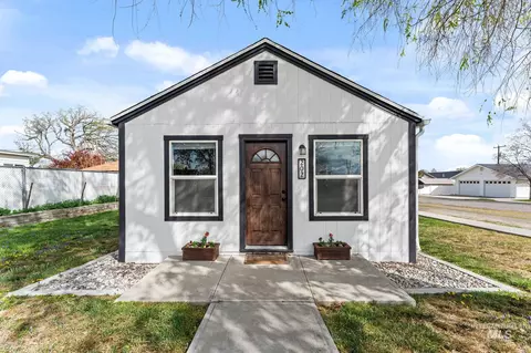 202 6th St, Filer, ID 83328