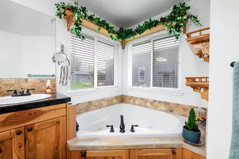 Bath - 23824 Breyer Rd, Caldwell, ID 83607 photo 4 of 5