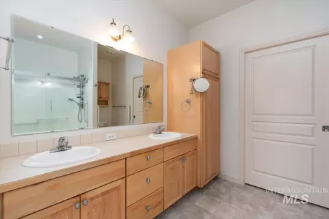 Bath - 356 S Golden Eagle Ln, Eagle, ID 83616 photo 1 of 4