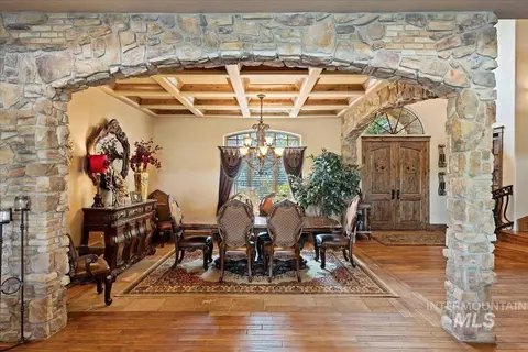 Dining - 480 E Laguna Shore Ln, Eagle, ID 83616 photo 1 of 2