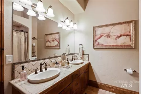 Bath - 480 E Laguna Shore Ln, Eagle, ID 83616 photo 4 of 5